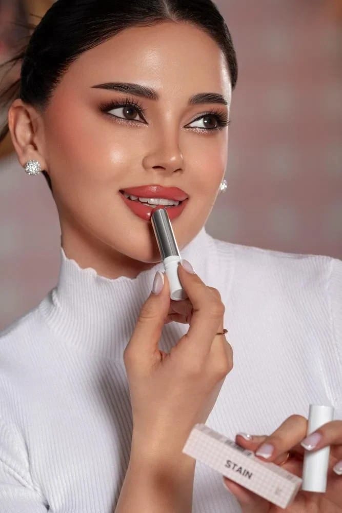 NOURA BO AWAD CREAMY LIPSTICK نورا بو عوض أحمر شفاه كريمي